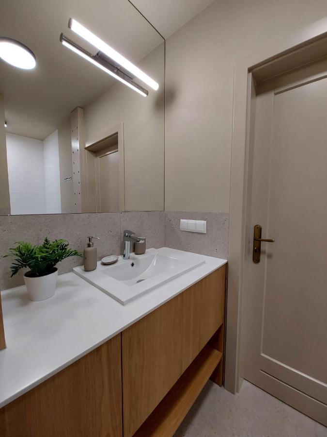 Spacious Two-Bedroom Apartment In The City Center Krakkó Kültér fotó